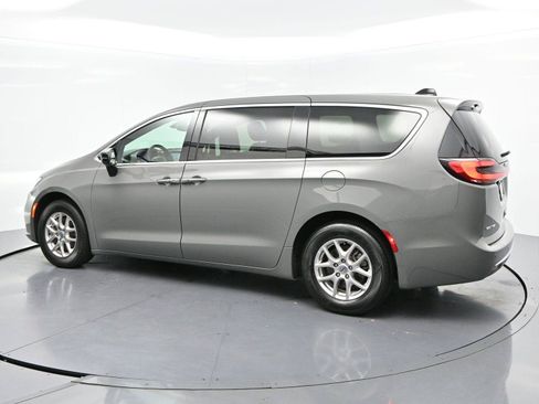 Used 2025 Chrysler Pacifica Select FWD image 5