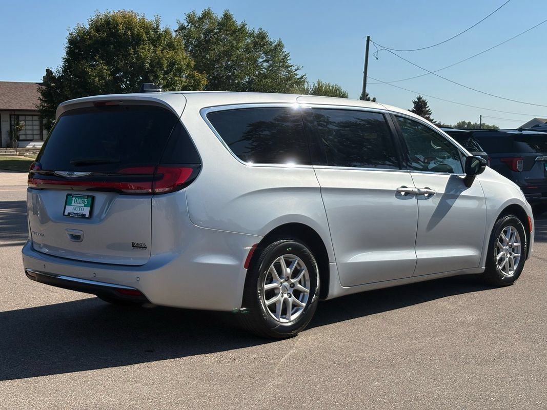 Used 2024 Chrysler Pacifica Touring-L FWD image 8