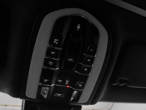 Used 2025 Porsche Macan image 34