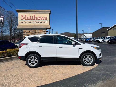 Used 2017 Ford Escape SE image 4