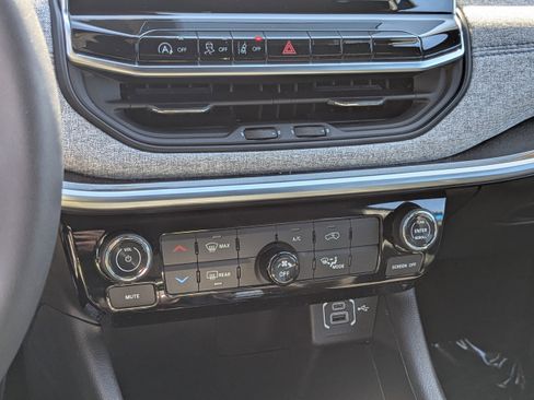 Used 2025 Jeep Compass Latitude image 22