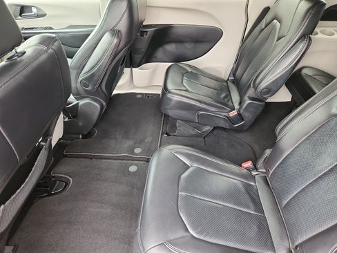 Used 2022 Chrysler Pacifica Touring-L FWD image 14