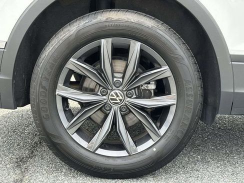 Used 2024 Volkswagen Tiguan SE image 8