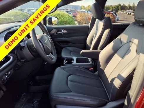 New 2026 Chrysler Pacifica Select image 15