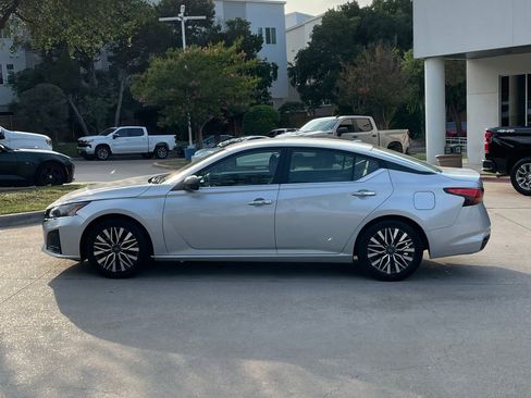 Used 2024 Nissan Altima 2.5 SV FWD image 3