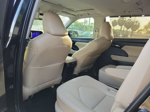 Used 2024 Toyota Highlander XLE AWD/4WD image 8
