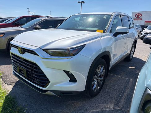 Used 2024 Toyota Grand Highlander AWD image 4