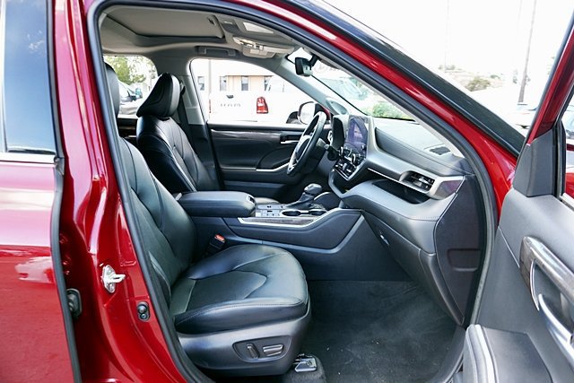 Used 2023 Toyota Highlander Limited FWD image 18