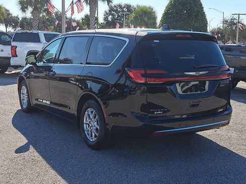 Used 2024 Chrysler Pacifica Touring-L image 4