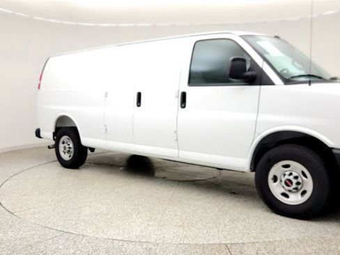 Used 2025 GMC Savana 3500 Extended RWD image 3