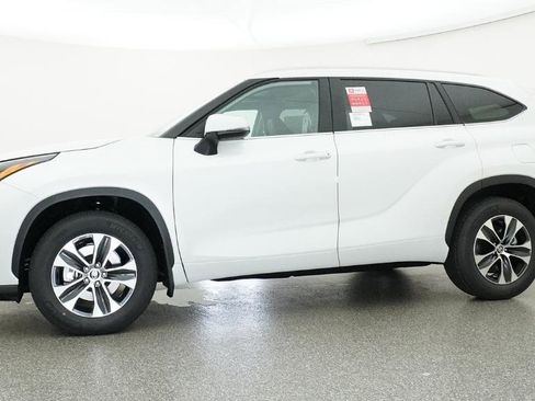 New 2026 Toyota Highlander XLE AWD/4WD image 2