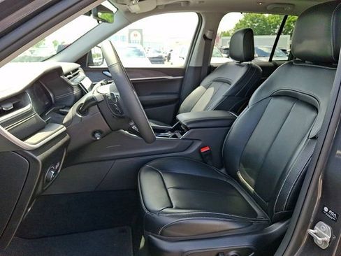 Certified 2023 Jeep Grand Cherokee Limited w/ Luxury Tech Group II AWD/4WD image 17