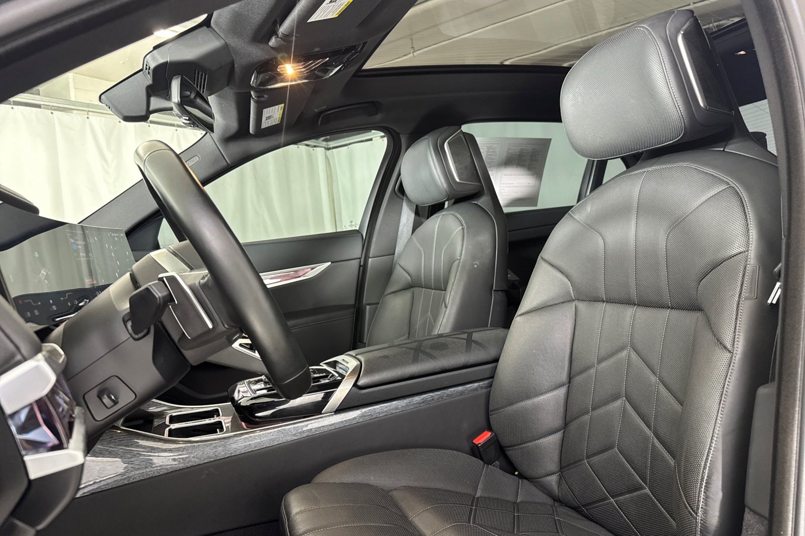 Used 2023 BMW i7 xDrive60 AWD/4WD image 5