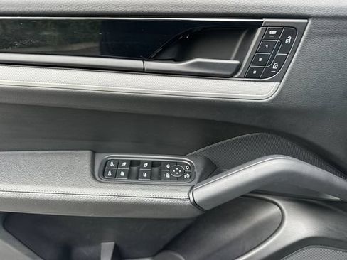 Used 2024 Porsche Cayenne AWD/4WD image 10