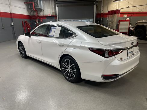 Used 2025 Lexus ES 300h w/ Premium Package image 9