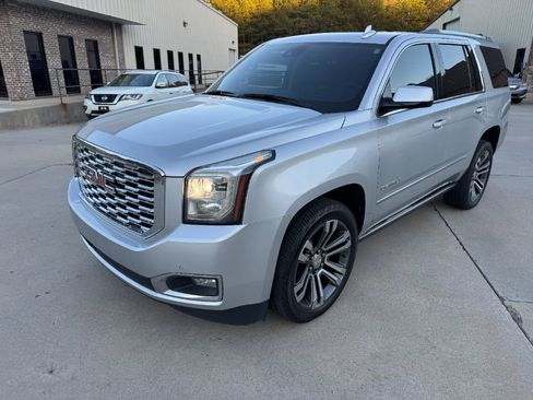 Used 2020 GMC Yukon Denali w/ Denali Premium Package image 9