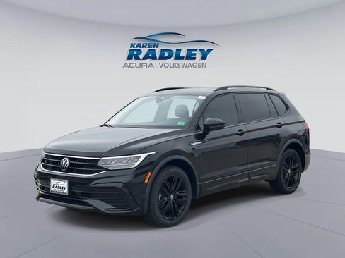 Certified 2022 Volkswagen Tiguan SE R-Line image 5
