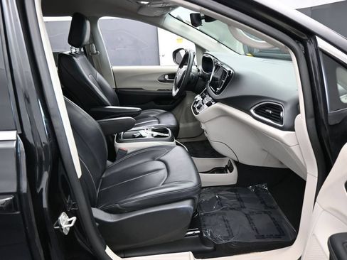 Used 2023 Chrysler Pacifica Touring-L FWD image 40