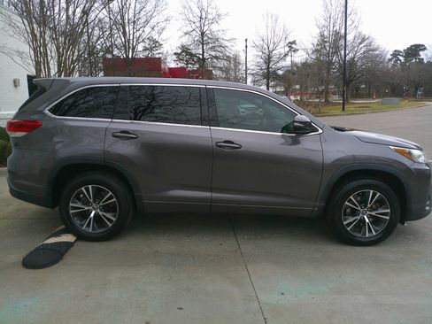 Used 2017 Toyota Highlander LE image 15