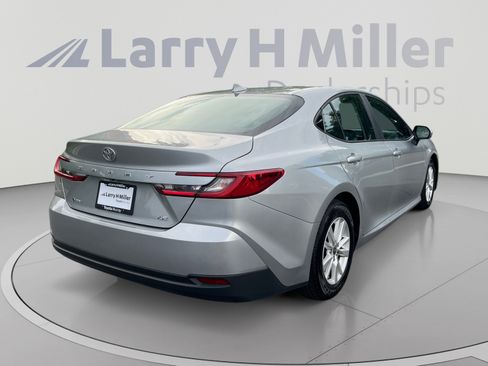 Used 2025 Toyota Camry LE FWD image 5