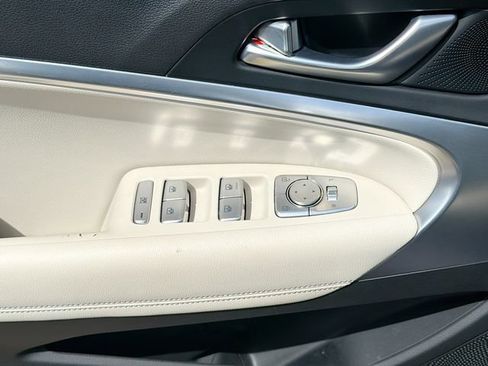 Used 2025 Genesis G70 2.5T RWD image 18