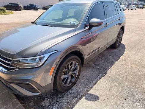 Used 2022 Volkswagen Tiguan SE image 1