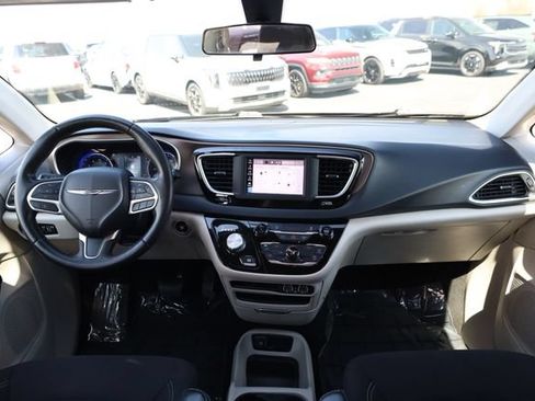 Used 2022 Chrysler Voyager LX FWD image 16