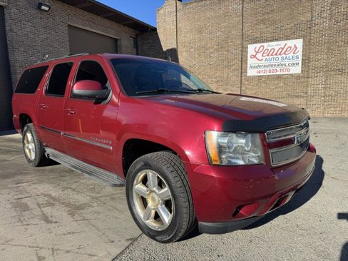 Used 2011 Chevrolet Suburban LT image 1