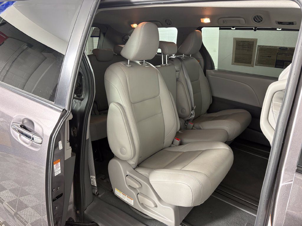 Used 2020 Toyota Sienna XLE FWD image 37