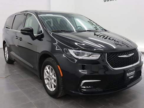 Used 2024 Chrysler Pacifica Touring-L image 2