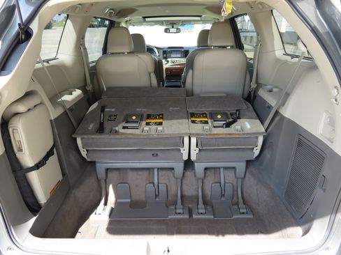 Used 2011 Toyota Sienna XLE w/ XLE Navigation Pkg FWD image 37