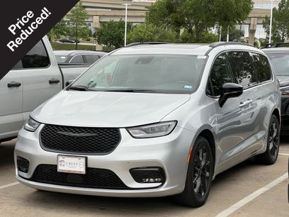 Used 2023 Chrysler Pacifica Limited w/ Uconnect Theater Family Group