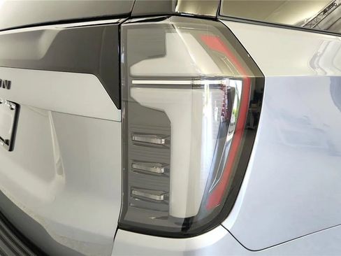 New 2026 Chevrolet Suburban Z71 w/ Comfort Package AWD/4WD image 15