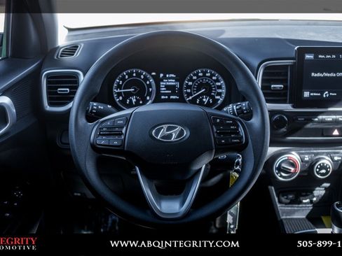Used 2022 Hyundai Venue SE image 18