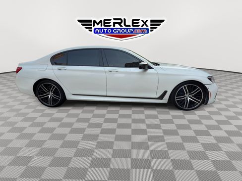 Used 2018 BMW 750i w/ Executive Package RWD image 9