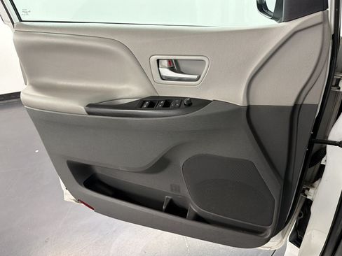 Used 2020 Toyota Sienna LE w/ Carpet Mat Package FWD image 20