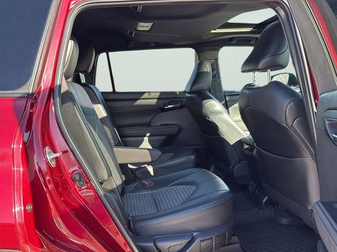 Used 2023 Toyota Highlander XSE image 11