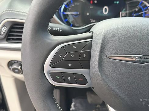 Used 2024 Chrysler Pacifica Limited FWD image 15