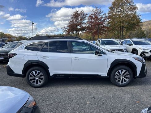 Certified 2025 Subaru Outback Premium AWD/4WD image 9