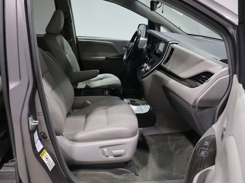 Used 2015 Toyota Sienna XLE AWD/4WD image 21