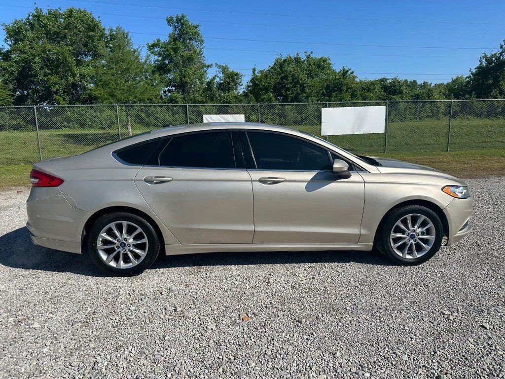Used 2017 Ford Fusion SE w/ Fusion SE Technology Package FWD image 5