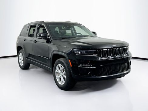 Used 2023 Jeep Grand Cherokee Limited AWD/4WD image 3