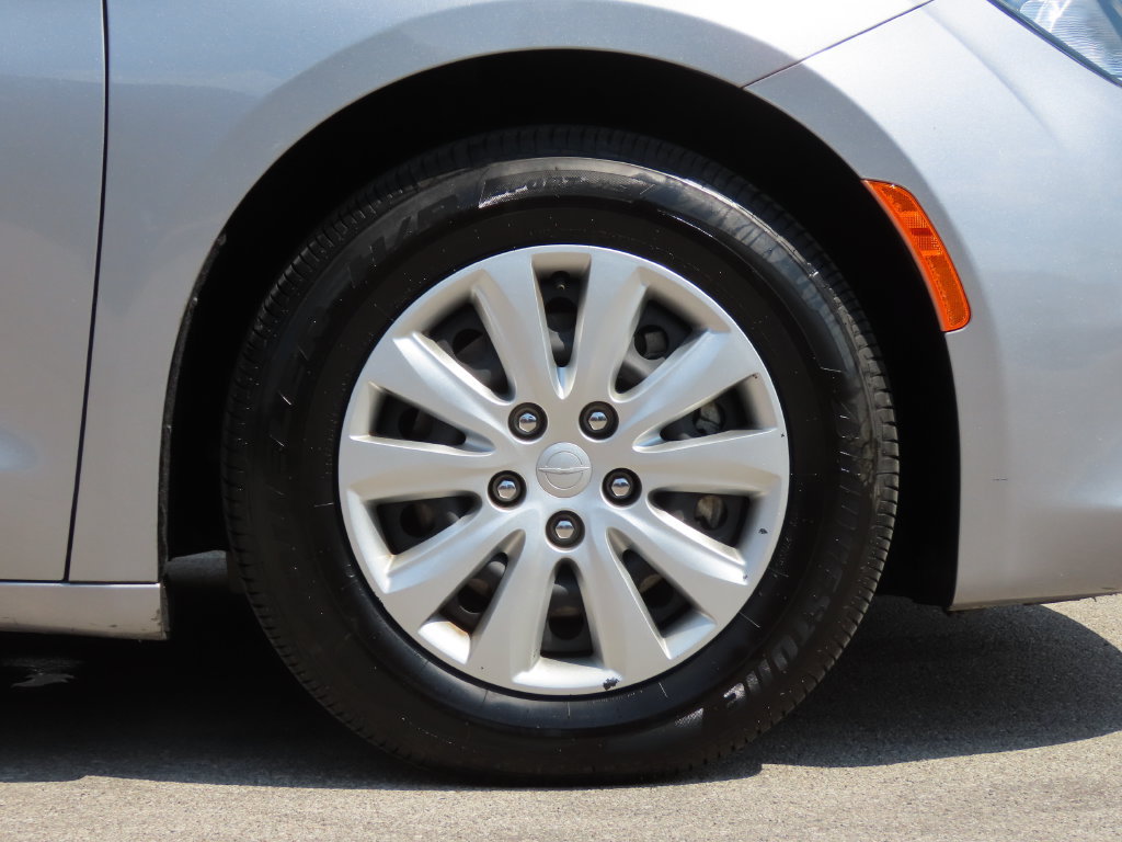 Used 2018 Chrysler Pacifica L FWD image 14