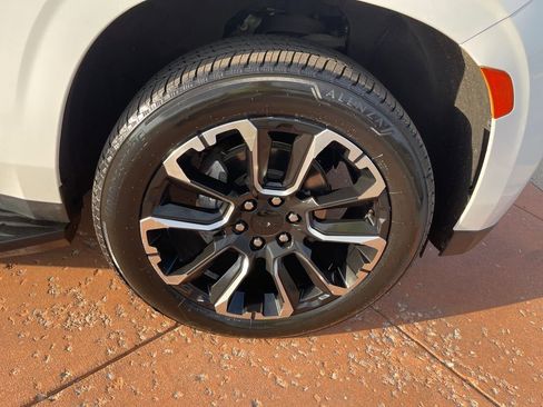 Used 2023 GMC Yukon XL SLT image 26