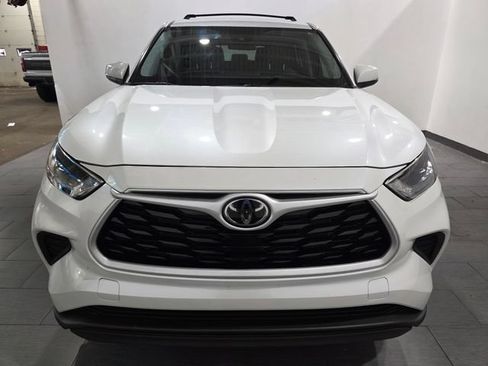 Used 2023 Toyota Highlander L FWD image 9
