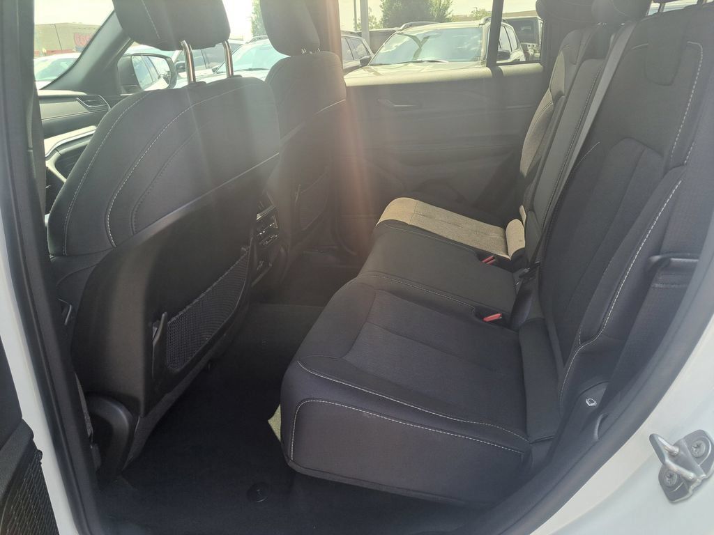 Certified 2025 Jeep Grand Cherokee Laredo X AWD/4WD image 32