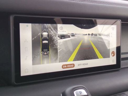 Used 2023 Land Rover Defender 110 X-Dynamic SE image 31