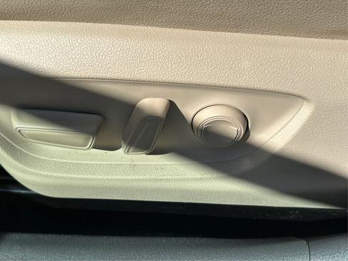 Used 2018 Toyota Camry XLE FWD image 11