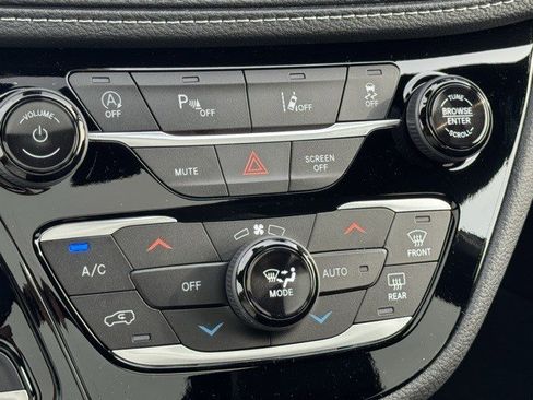 New 2026 Chrysler Pacifica Select image 21