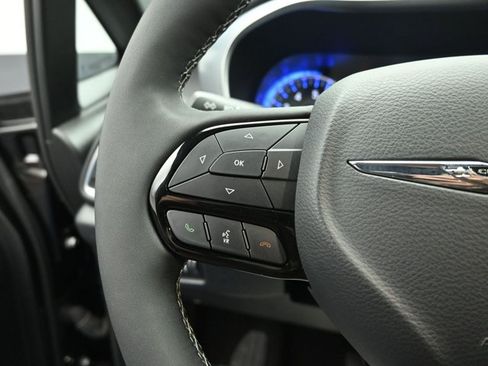 Used 2025 Chrysler Pacifica Limited FWD image 15